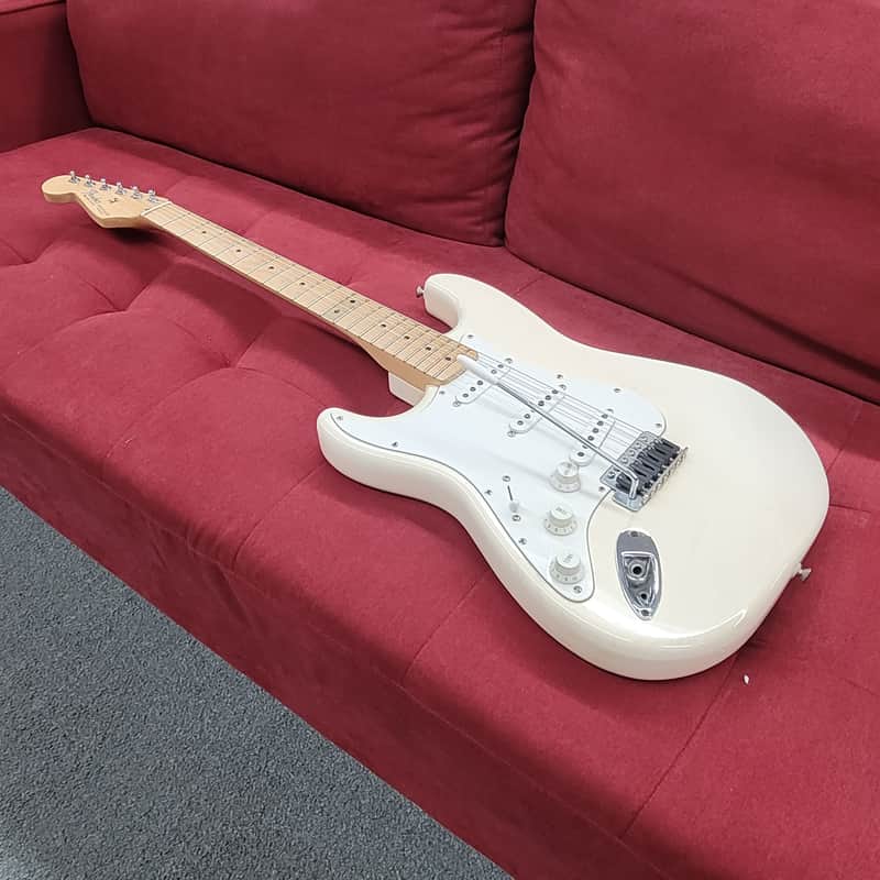 Lefty Fender Standard Stratocaster with Maple Fretboard 1998- Arctic White - Image 4