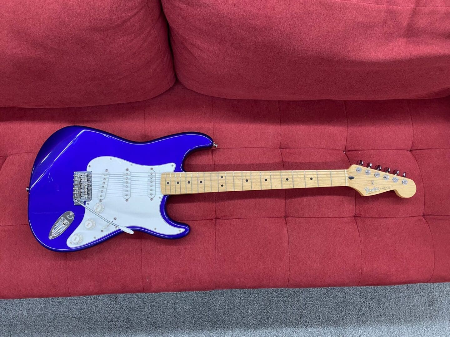 Fender MIM Standard Stratocaster, Maple Fingerboard, White Pickguard 1999 - Midnight Blue