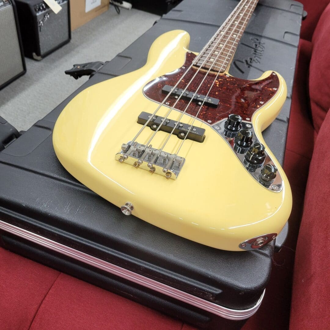 Fender Deluxe Active Jazz Bass with Case 2008- Vintage White