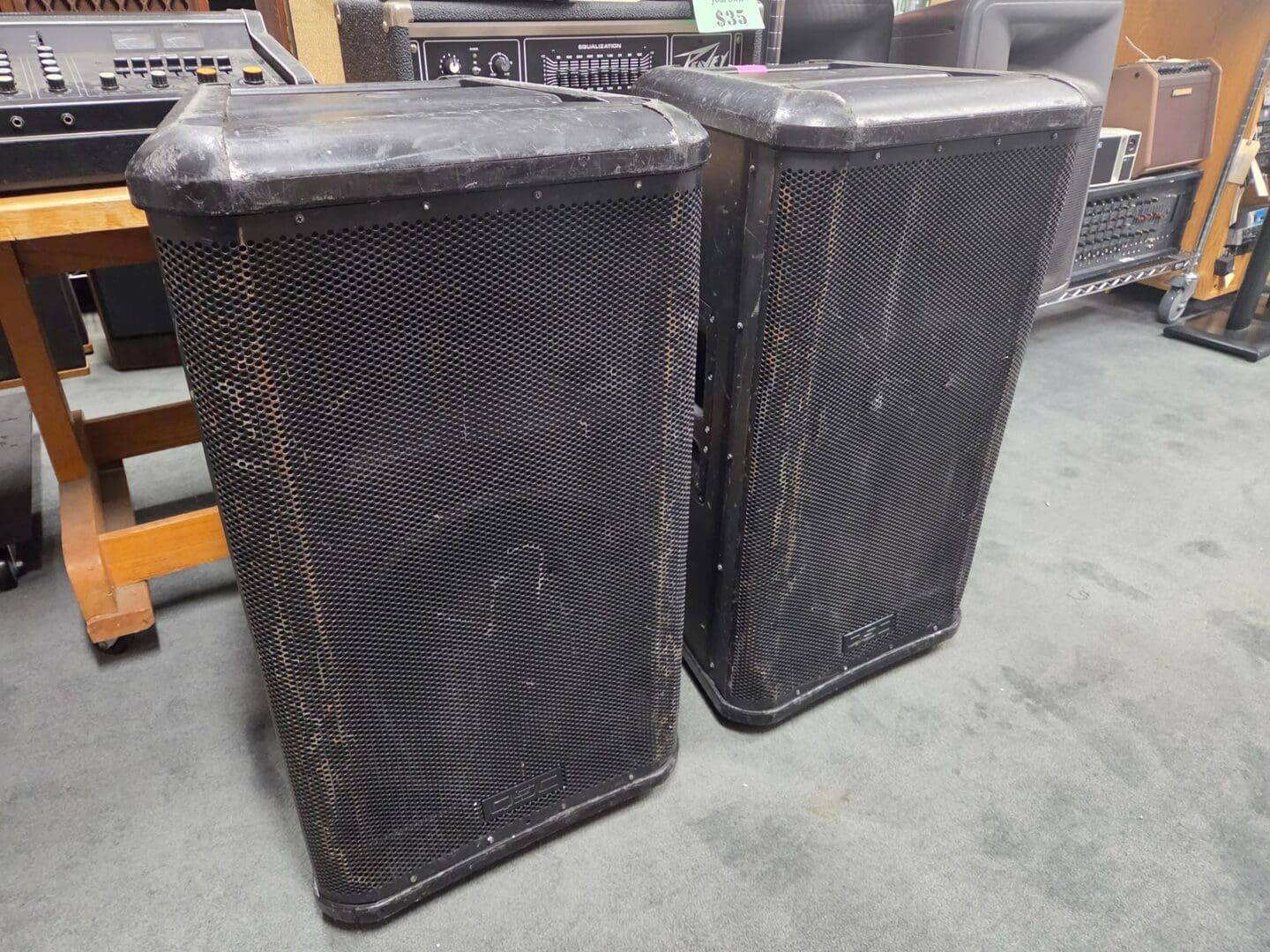 QSC HPR152i 15" 500 watt Powered Speakers Pair - Black Local Pickup Only!! - Image 2