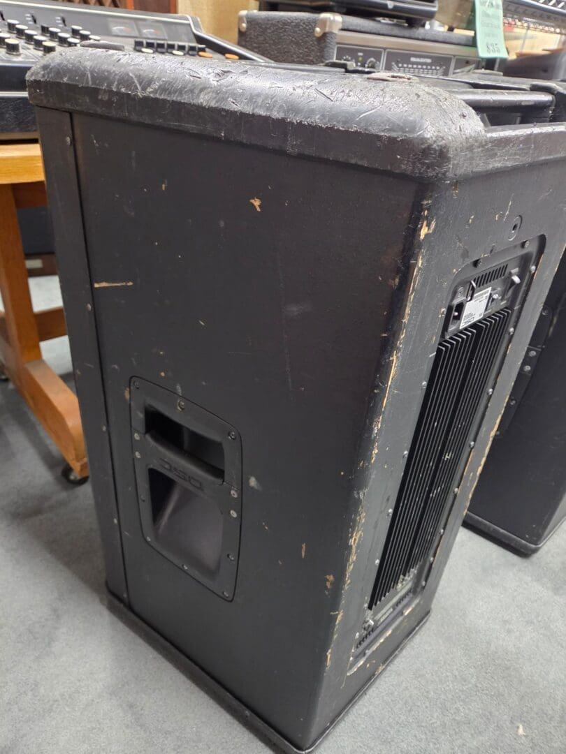 QSC HPR152i 15" 500 watt Powered Speakers Pair - Black Local Pickup Only!! - Image 5