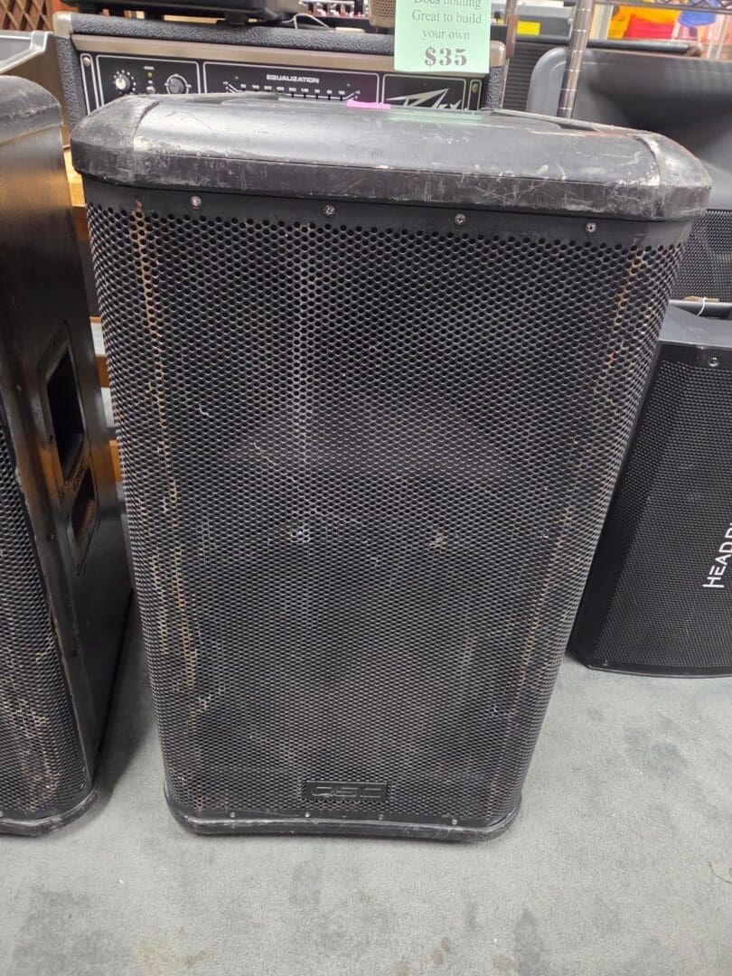 QSC HPR152i 15" 500 watt Powered Speakers Pair - Black Local Pickup Only!! - Image 11