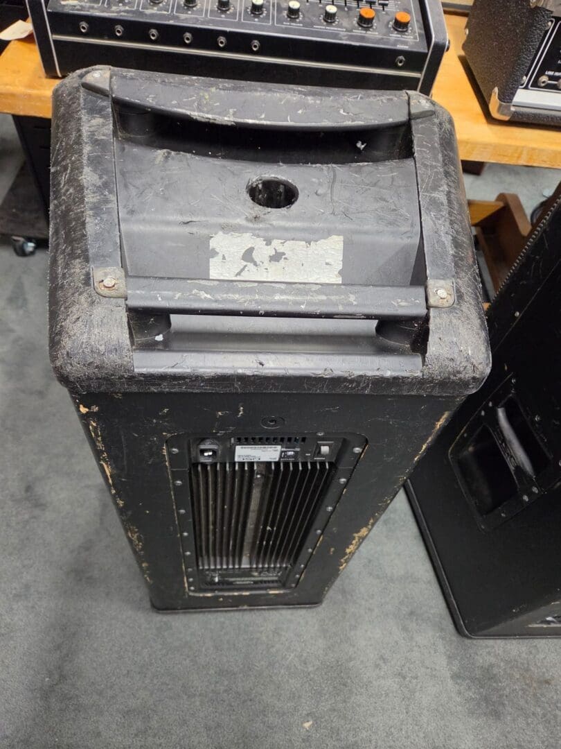 QSC HPR152i 15" 500 watt Powered Speakers Pair - Black Local Pickup Only!! - Image 12