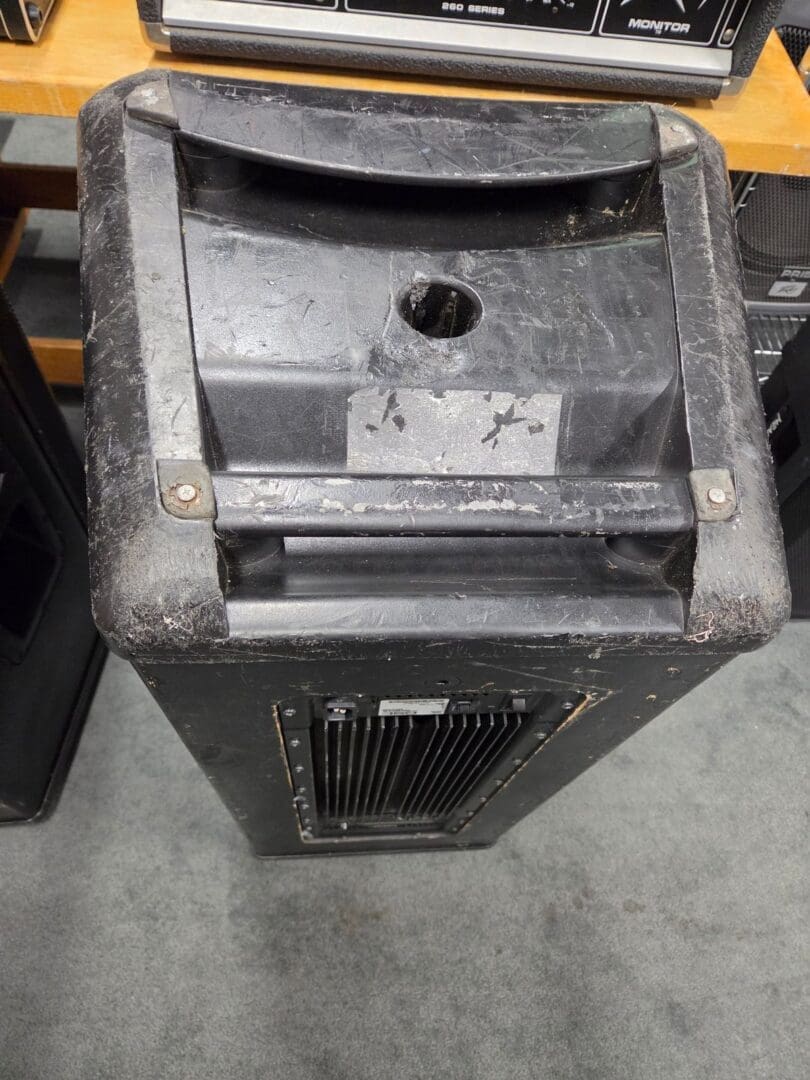 QSC HPR152i 15" 500 watt Powered Speakers Pair - Black Local Pickup Only!! - Image 14