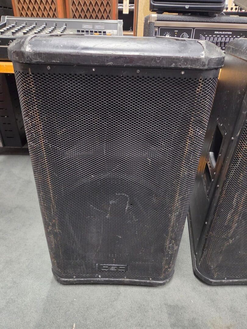 QSC HPR152i 15" 500 watt Powered Speakers Pair - Black Local Pickup Only!! - Image 15