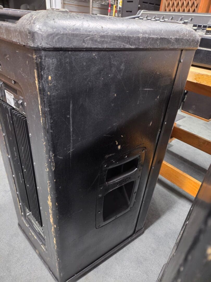 QSC HPR152i 15" 500 watt Powered Speakers Pair - Black Local Pickup Only!! - Image 16