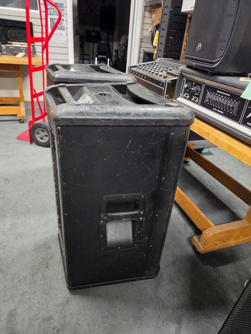 QSC HPR152i 15" 500 watt Powered Speakers Pair - Black Local Pickup Only!! - Image 19