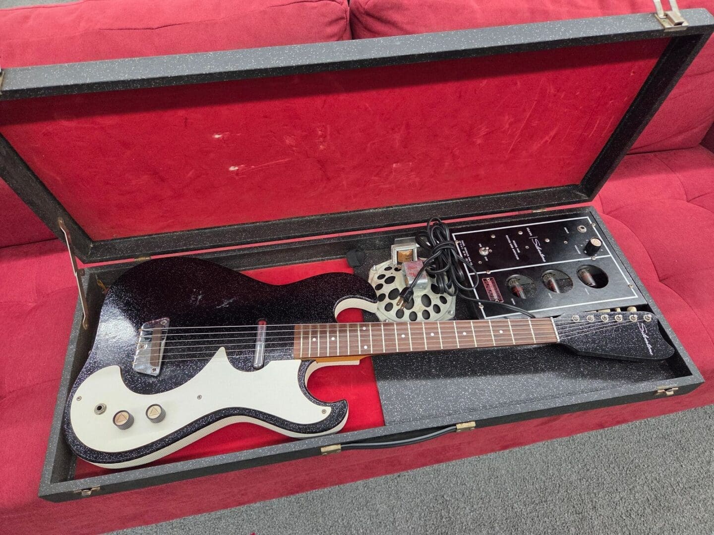 Silvertone Guitar in case with amp - Black Silvertone 1448
