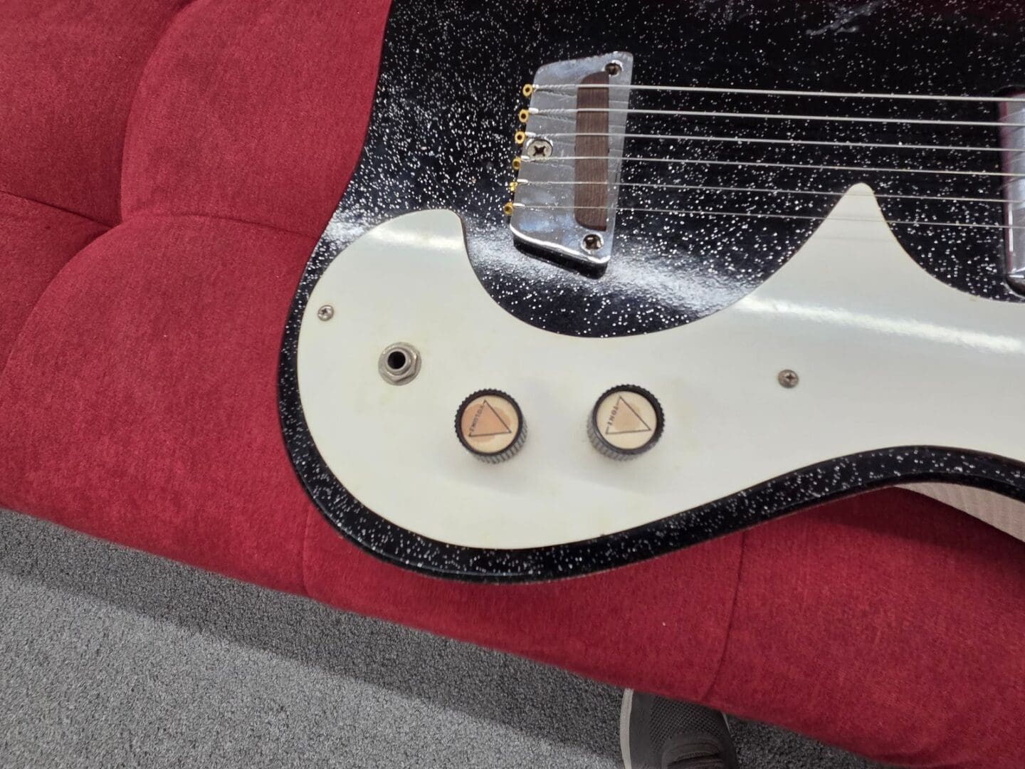 Silvertone Guitar in case with amp - Black Silvertone 1448 - Image 17