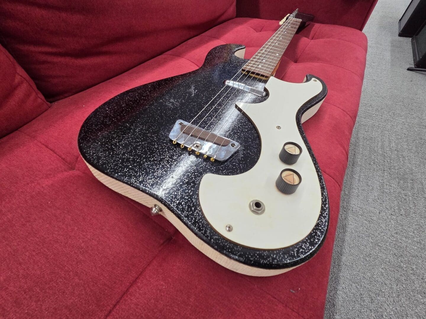 Silvertone Guitar in case with amp - Black Silvertone 1448 - Image 23