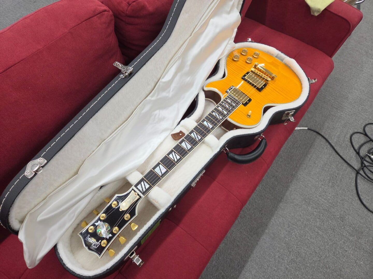 Gibson Les Paul Supreme with Case 2005 - Trans Amber - Image 2