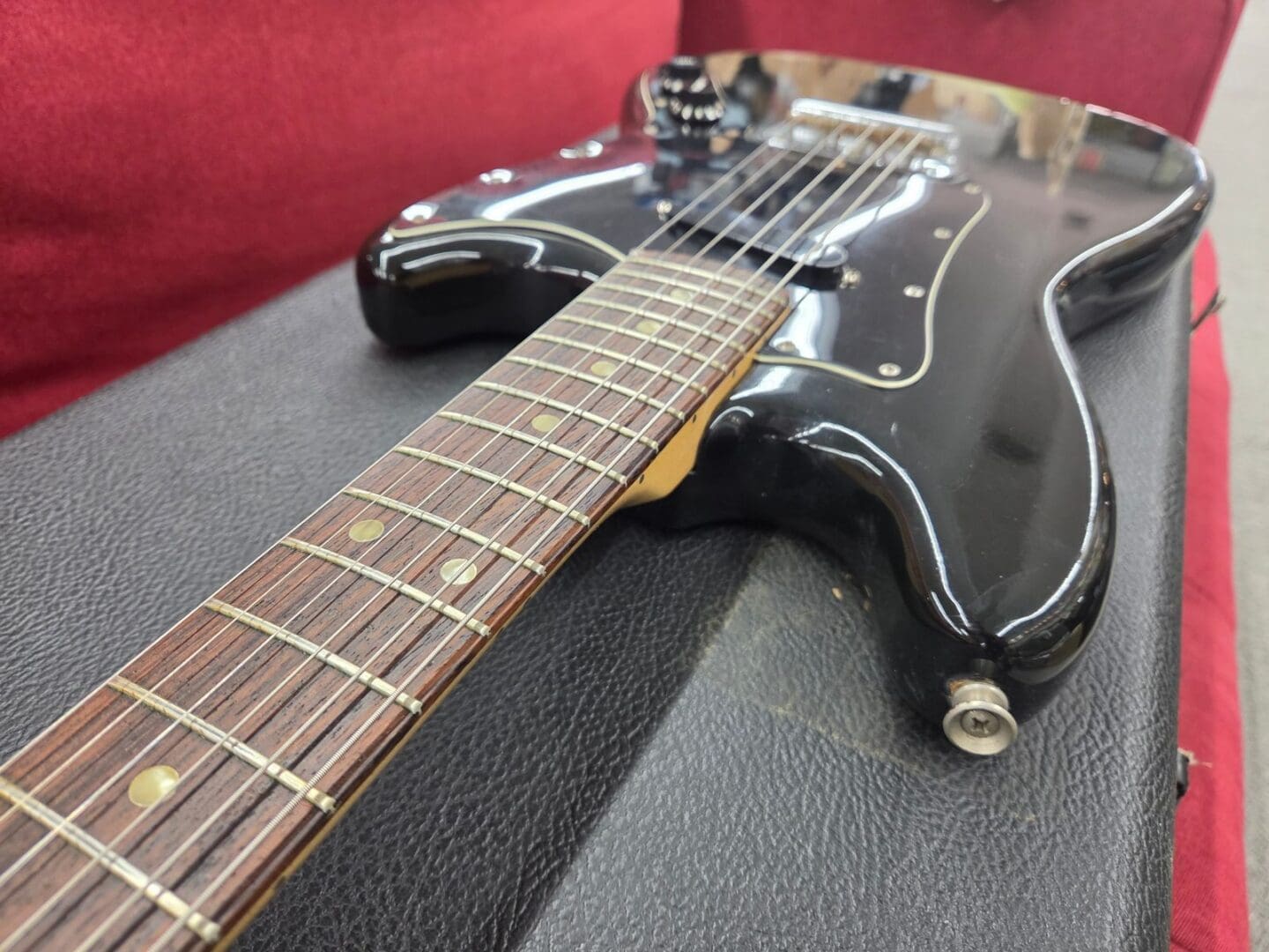 Fender Musicmaster with Rosewood Fretboard 1978 with Case and Hang Tag - Black - Image 14
