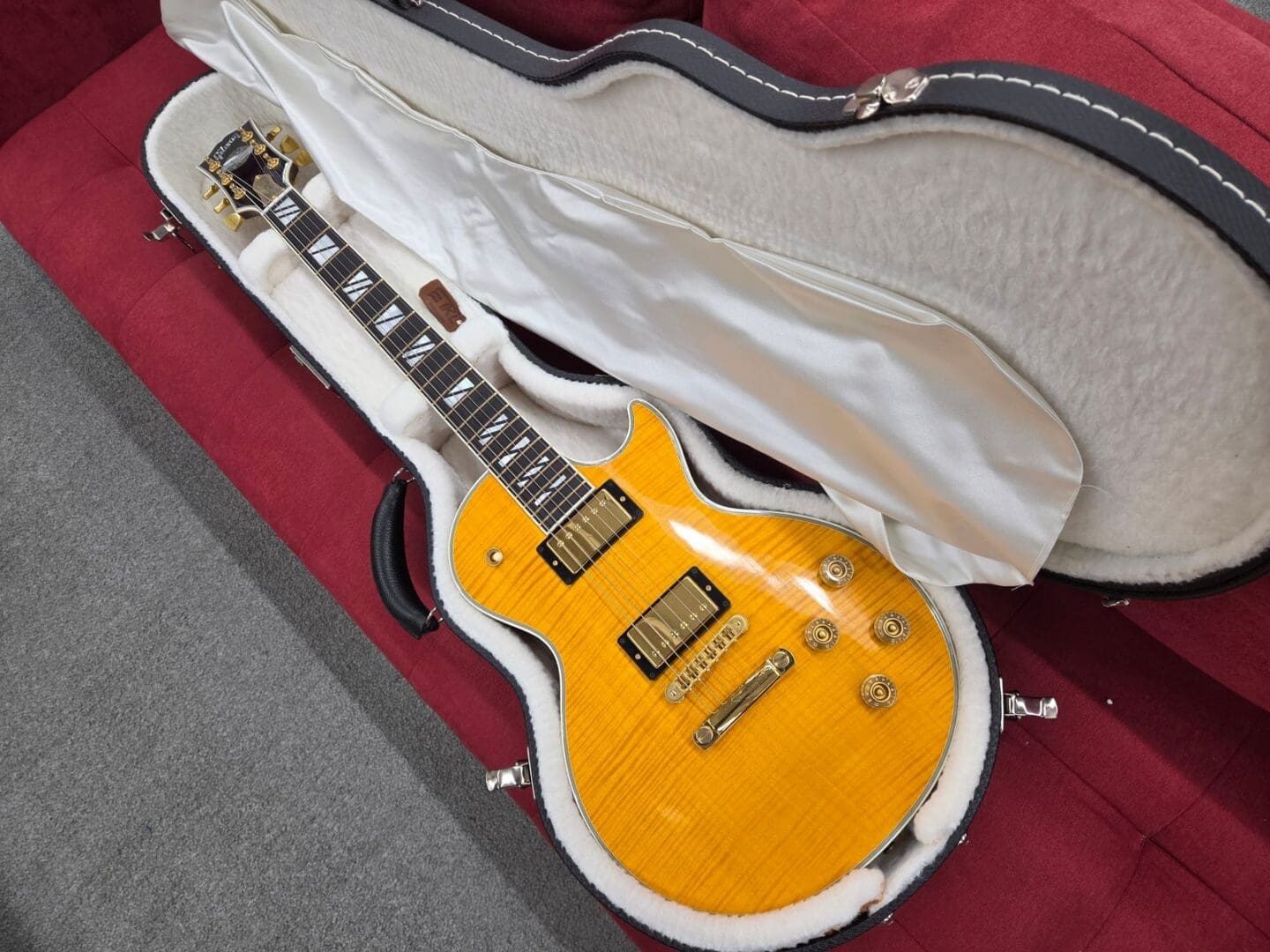 Gibson Les Paul Supreme with Case 2005 - Trans Amber - Image 17