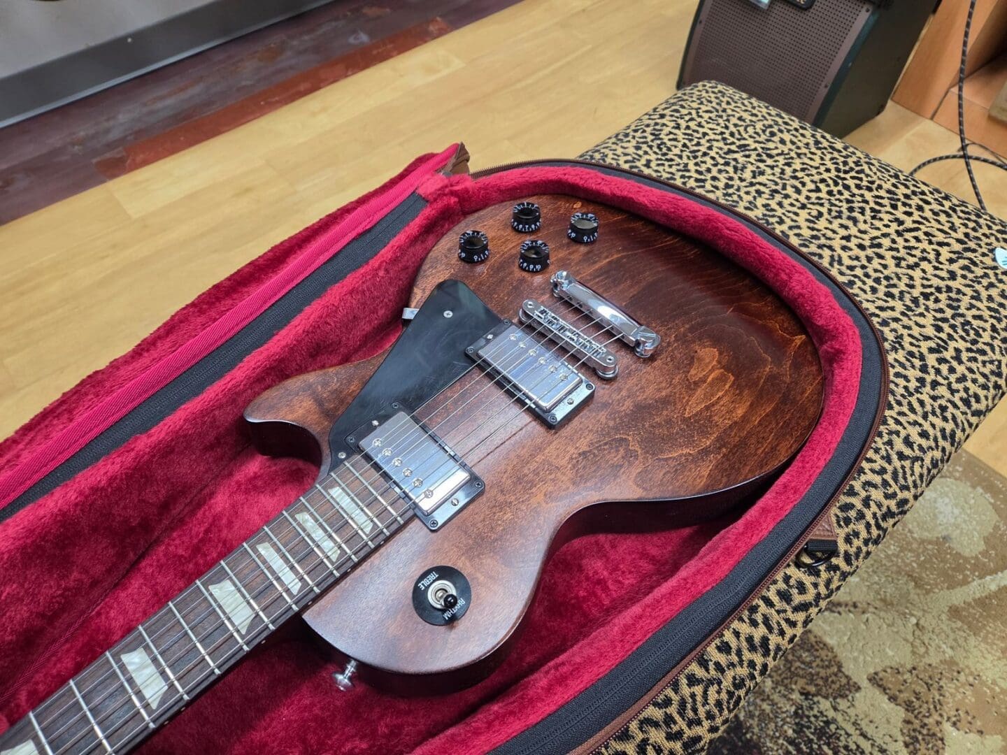 Gibson Les Paul Studio 2014 with Gigbag - Worn Brown - Image 14