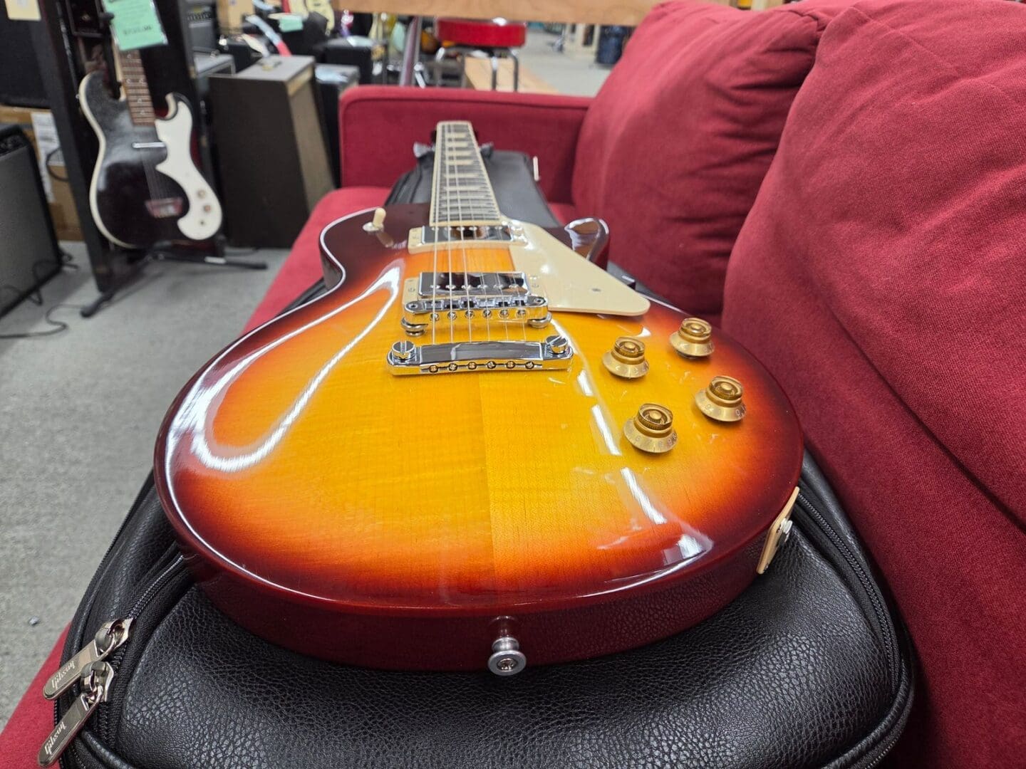 Gibson Les Paul Studio 2024 - Present - Cherry Sunburst - Image 5