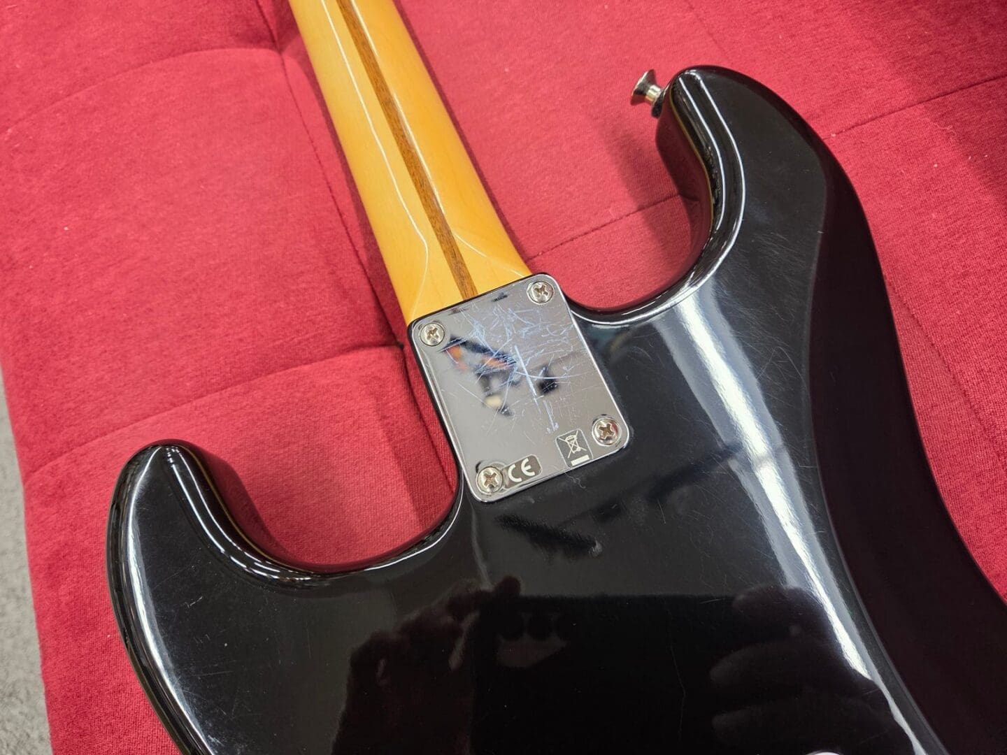 Fender Standard Stratocaster with Maple Fretboard 2011 - Black - Image 5