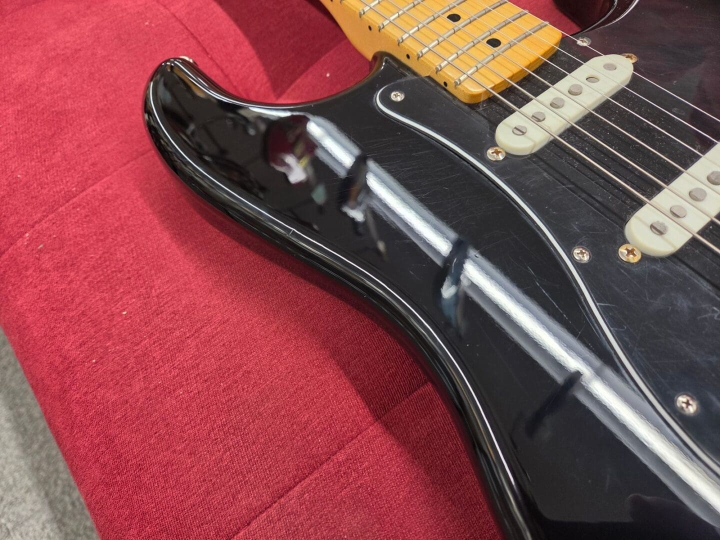 Fender Standard Stratocaster with Maple Fretboard 2011 - Black - Image 6