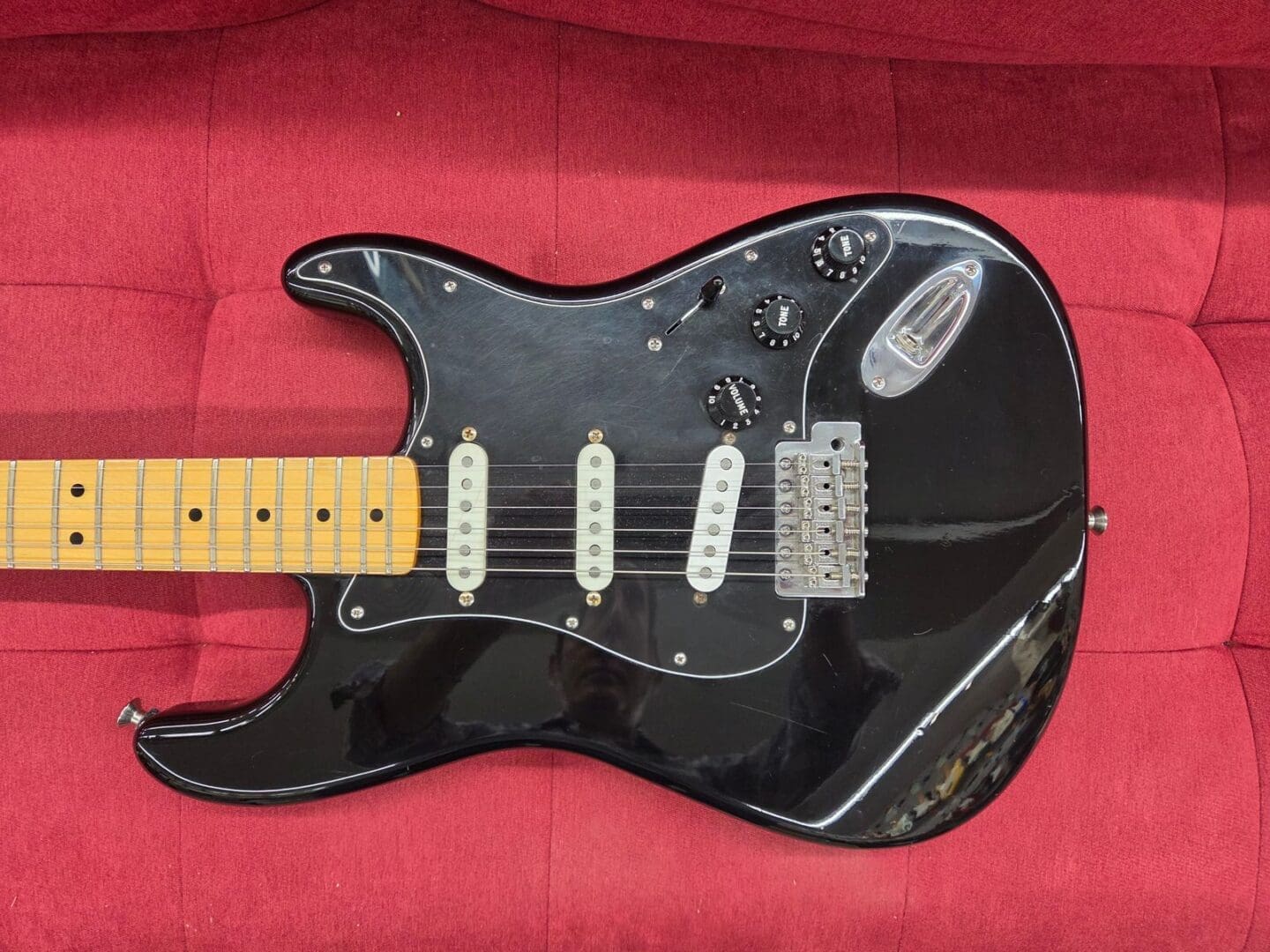 Fender Standard Stratocaster with Maple Fretboard 2011 - Black - Image 13