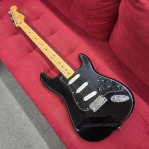 Fender Standard Stratocaster with Maple Fretboard 2011 - Black