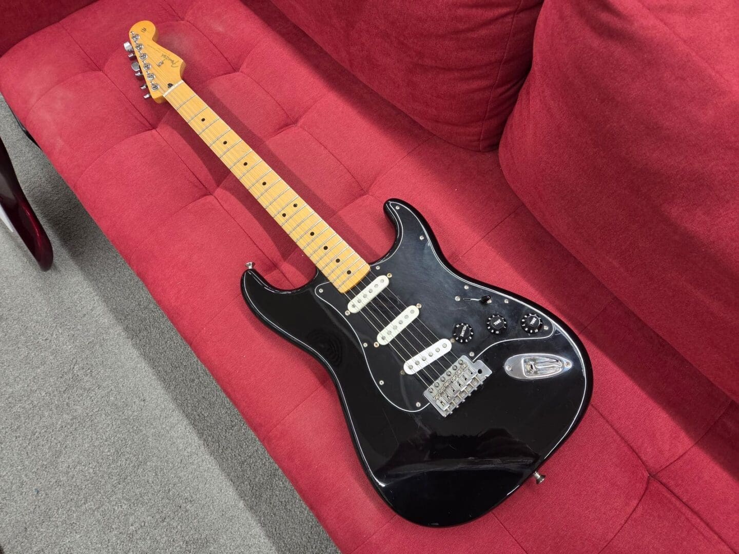 Fender Standard Stratocaster with Maple Fretboard 2011 - Black